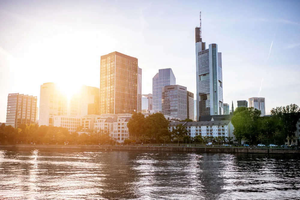 Frankfurter Skyline am Main – Standort der Privatpraxis im Junghofplaza